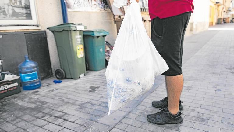 La basura se acumula en determinadas horas del día en las calles de Baix a Mar. FOTO: Àngel Ullate