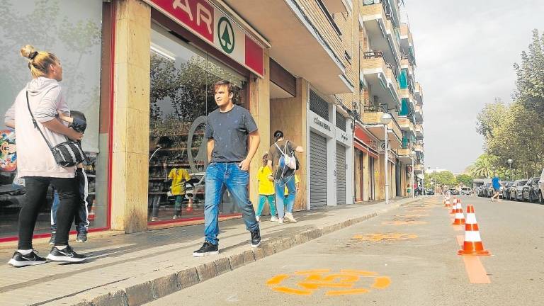 En la calle Josep Anselm Clavé, en el barrio del Colomí, se ha convertido toda una línea de parking en zona naranja. foto: Alfredo González