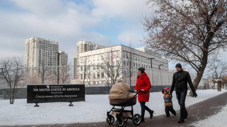 Una pareja con niños, paseando ayer ante la embajada de Estados Unidos en Kiev, la capital de Ucrania. foto: efe