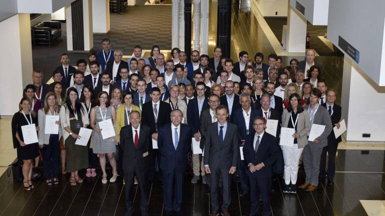 Autoritats de ”la Caixa” amb els 79 investigadors premiats per ajuda a la recerca. FOTO: CEDIDA
