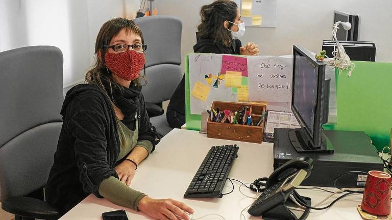 Una de las trabajadoras del SIED de Tarragona. Ayer visitó el servicio el conseller El Homrani. FOTO: FABIÁN ACIDRES PONS