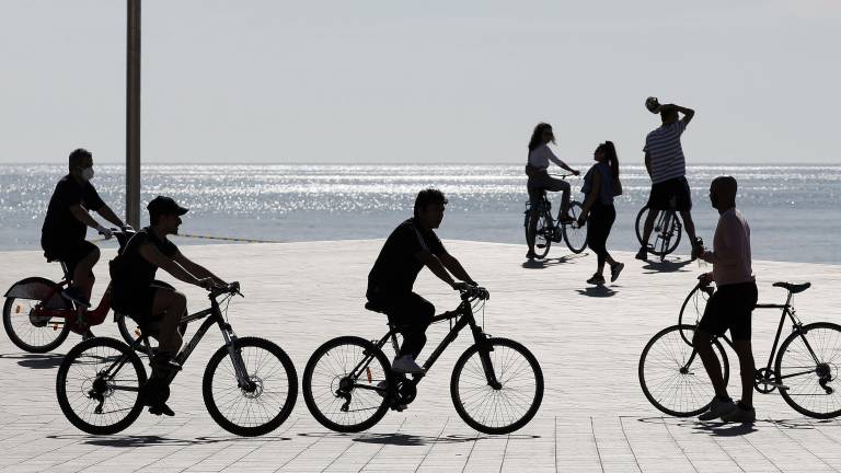 Cientos de barceloneses salieron ayer a correr o en bicicleta por el paseo de la playa de la Barceloneta. FOTO: EFE