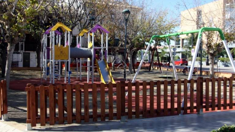 Primer pla de la zona infantil de la Plaça dels Vents d’Altafulla. Foto: Joan Boronat