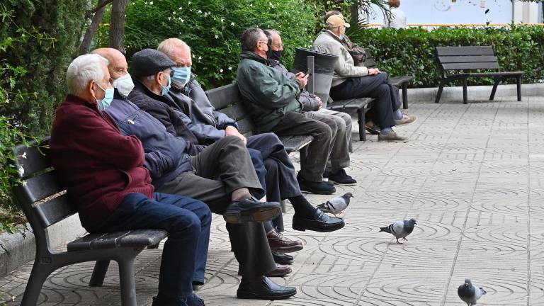 Jubilados sentados ayer en la plaza Prim de Reus. FOTO: ALFREDO GONZÁLEZ