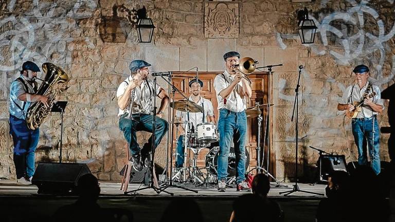 El grupo tarraconense Stromboli Jazz Band, en una actuación. FOTO: XAVIER MINGUELLA