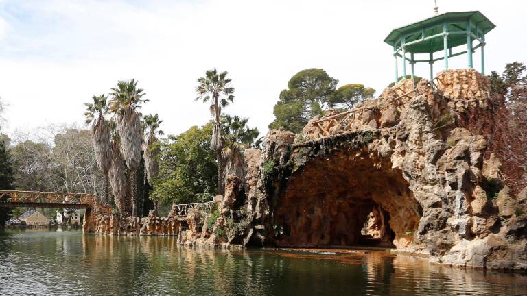 Uno de los lugares más fotografiados en el Parc Samà, la gruta en el lago. FOTO: DT