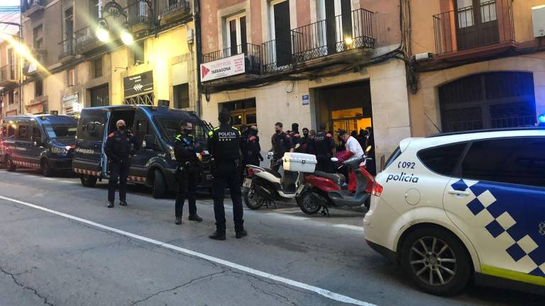 Imagen de los Mossos d'Esquadra accediendo al local de la comparsa. Foto: C.P.