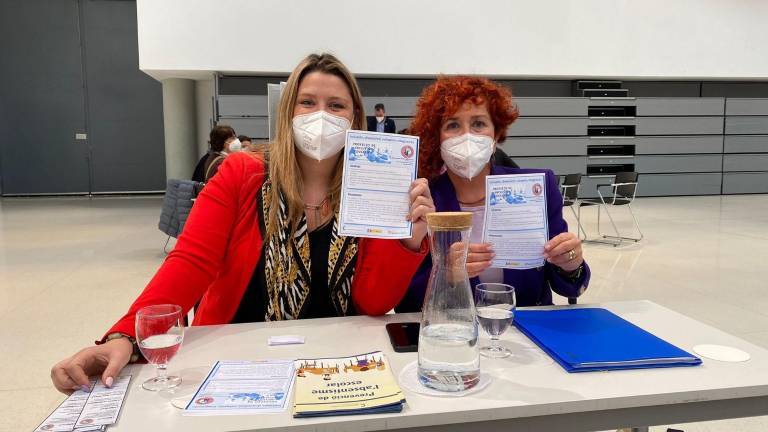 Imatge de la regidora Duch i la tècnica d'Educació de l'Ajuntament a la trobada. Foto: Cedida