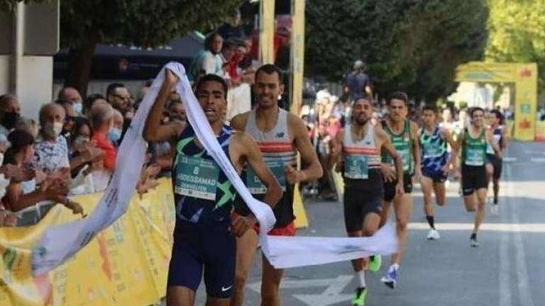 Abdessamad Oukhelfen, entrando en la meta como vencedor. FOTO: Pineda Sport