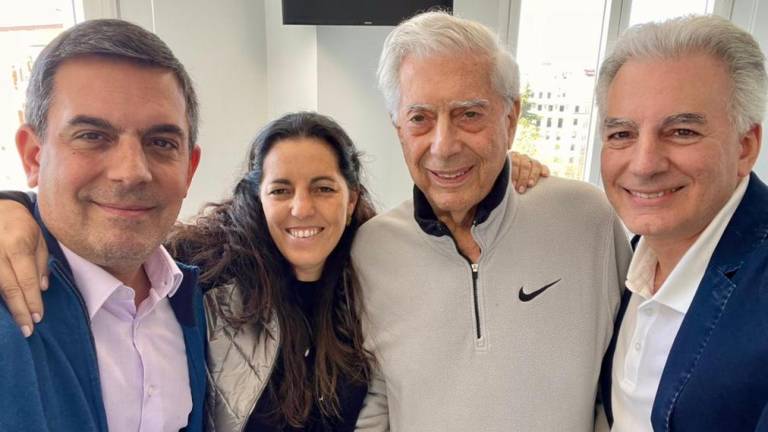 Mario Vargas Llosa a su salida del hospital, en la foto que ha publicado su hija en Twitter. Foto: @morganavll