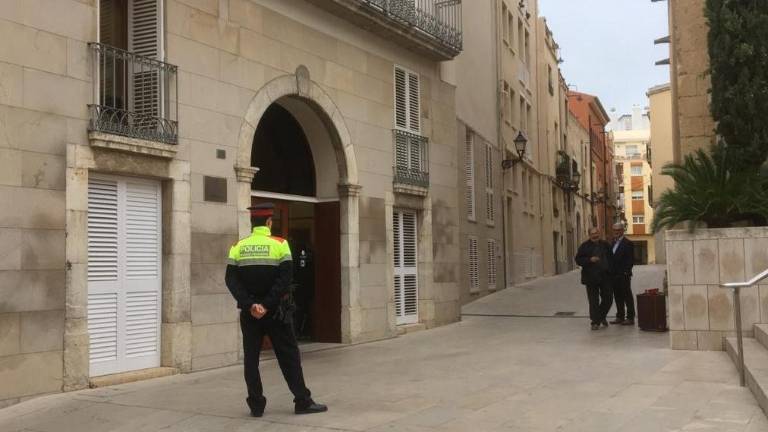 Los Mossos d'Esquadra registrando esta mañana el Ayuntamiento de Vila-seca. FOTO: Pere Ferré