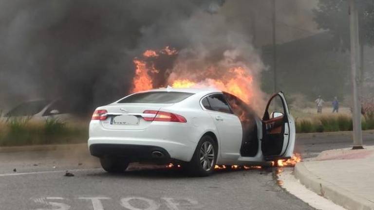 Imagen del vehículo en llamas. Foto: Twitter Guàrdia Urbana de Reus.