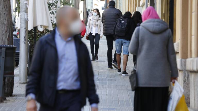 Personas caminando por el centro de Tarragona. Foto: P. Ferré