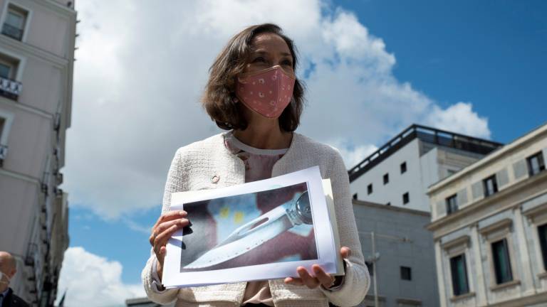 La ministra maroto muestra una fotografía de la navaja ensangrentada que ha recibido en un sobre este lunes. Foto: EFE