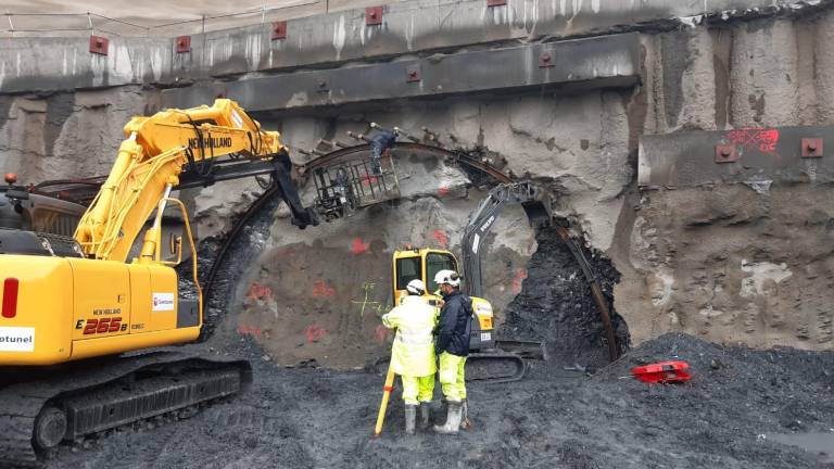 Los operarios, perforando el túnel del Coll de Lilla. Foto: NÚRIA RIU