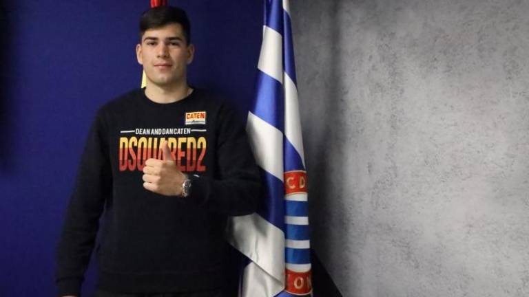 Óscar Romero posa con la bandera del Espanyol. Foto: RCD Espanyol