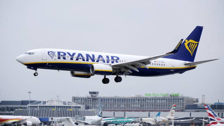 Ryanair ha reducido un 20% su beneficio en su primer trimestre fiscal, hasta los 319 millones de euros.EFE