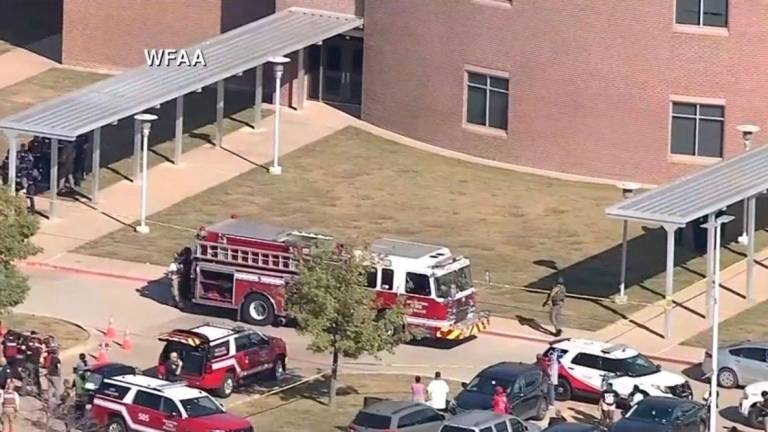 Imagen de los servicios de emergencias a las puertas del instituto donde se ha producido el tiroteo. CNN Newsource