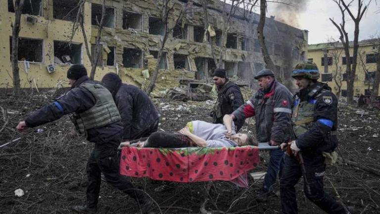 Imagen de la mujer fallecida mientras era evacuada del hospital tras el bombardeo. Foto: EVGENIY MALOLETKA VIA AP