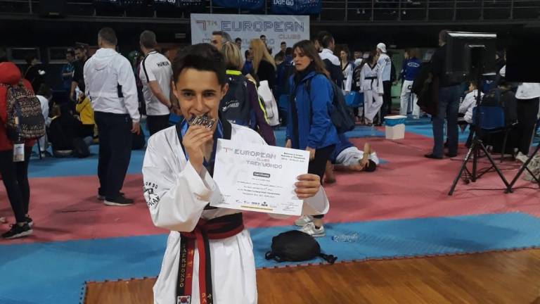 Dani Navarro con la medalla que le clasifica para el europeo individual de Taekwondo. Foto: Cedida