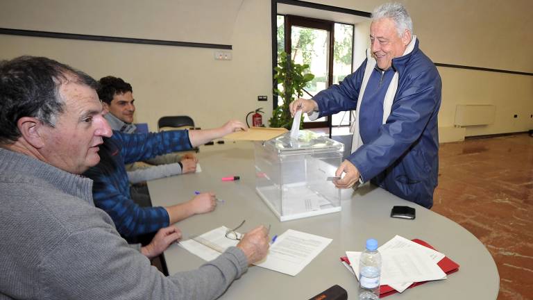 El alcalde de El Morell, Pere Guinovart, votando en 2016. FOTO: ALFREDO GONZÁLEZ