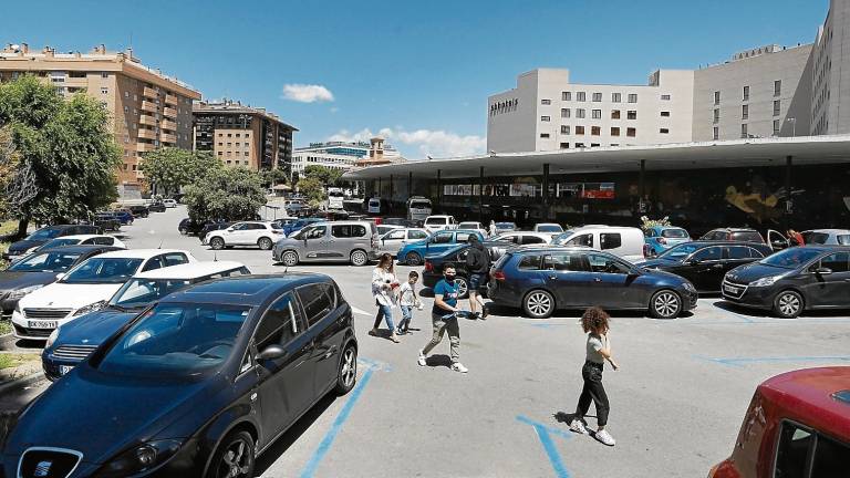 Imagen de ayer de la zona azul de Battestini, con la estación de buses para servicios interurbanos en el fondo. FOTO: PERE FERRÉ