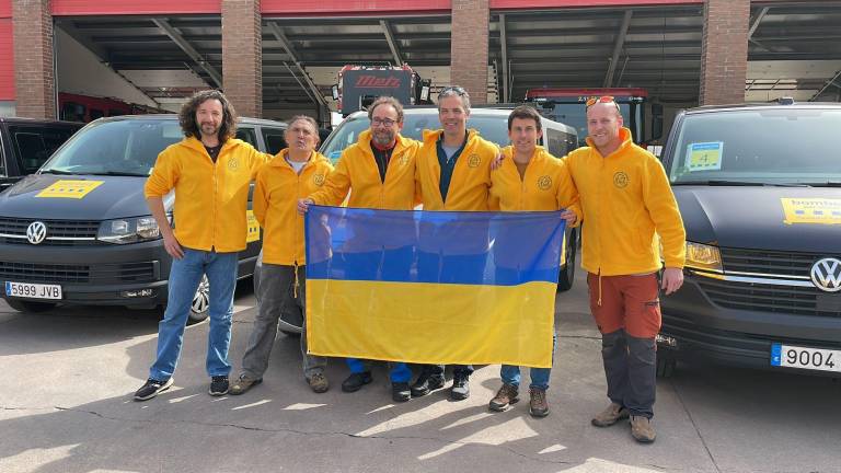 David y Albert, primero y tercero de izquierda a derecha, con el resto de bomberos de la provincia antes de salir hacia Polonia. foto: cedida