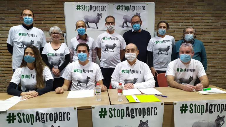 Miembros de la plataforma StopAgroparc que se oponen al modelo de agroparque que impulsa Ametller Origen. FOTO: DT