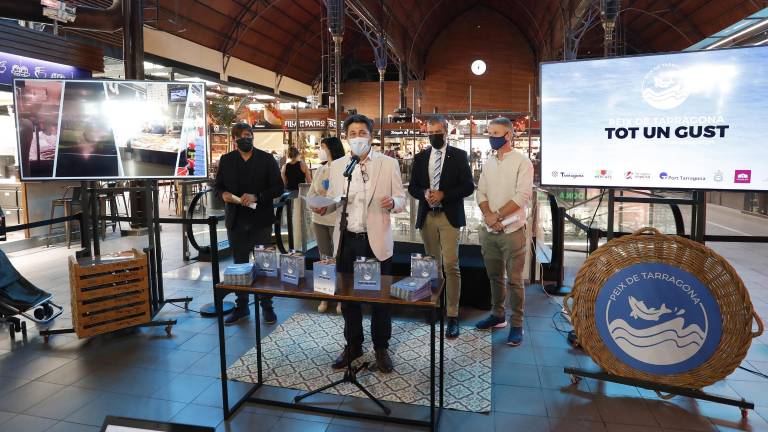 Ayer, en el Mercat Central, presentado la campaña ‘Peix de Tarragona, tot un gust’. FOTO: PERE FERRÉ