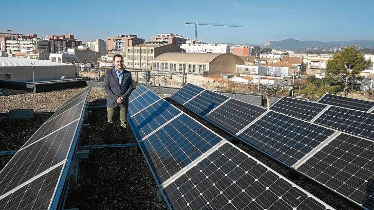 El concejal de Medi Ambient, Dani Rubio, muestra el sistema fotovoltaico del CEIP Joan Rebull. FOTO: F.A.