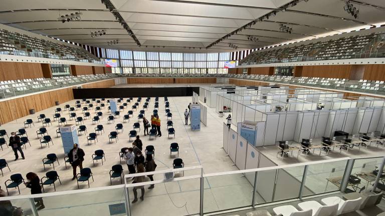 El Palau d’Esports ya está preparado para empezar la vacunación. Ayer, los responsables políticos visitaron las instalaciones. FOTO: A. GONZÁLEZ