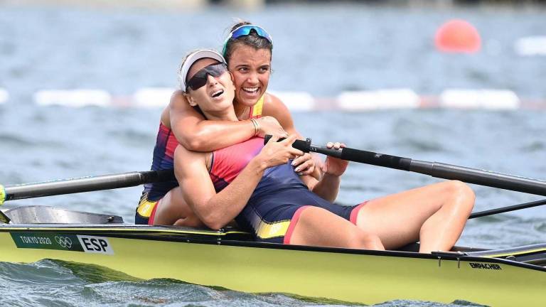 Aina Cid se abraza a Virgínia Díaz tras la final de los Juegos Olímpicos. FOTO:CEDIDA