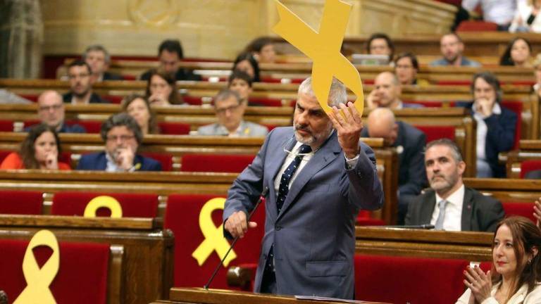 Imagen de Carlos Carrizosa en el momento en que retiró el lazo amarillo del Parlament. EFE