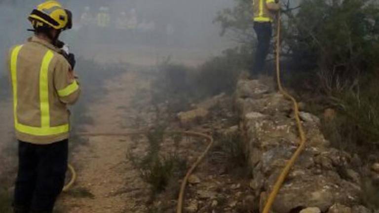 En l'extinció del foc de Corbera han participat sis dotacions de bombers.
