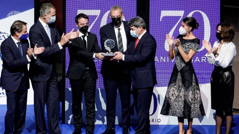 Imagen de los ganadores recibiendo el Premio Planeta de mano de los reyes. EFE