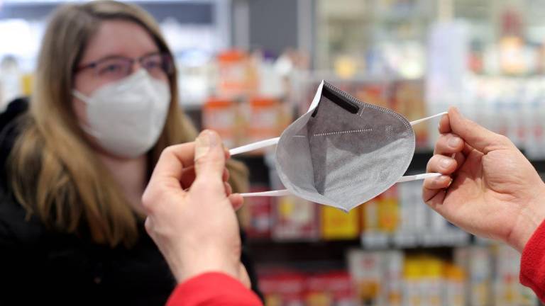 España dio ayer un paso a la hora de tratar el coronavirus como una gripe. Foto: EFE