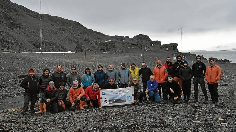 Científics i tècnics que han treballat en aquests 25 anys a la base de l’Antàrtida. foto: Observatori de l’Ebre