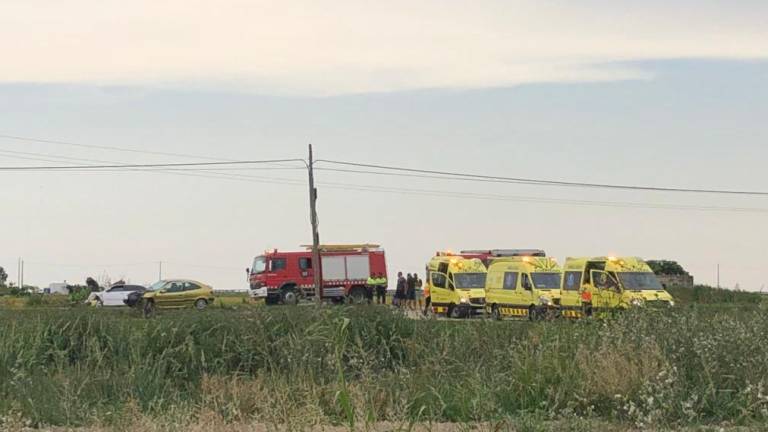 Imatge de l'accident a la carretera entre la Ràpita i Poblenou, aquesta tarda. Foto: Roser Regolf