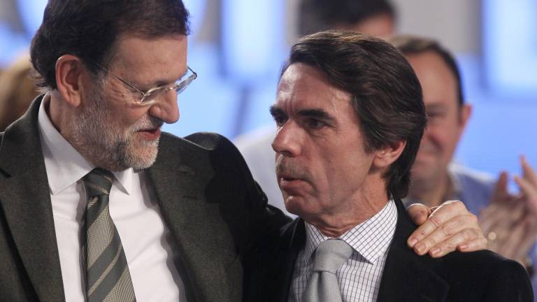 Los expresidentes Mariano Rajoy y José María Aznar, juntos en una imagen de 2012. FOTO: JUAN FERRERAS /EFE