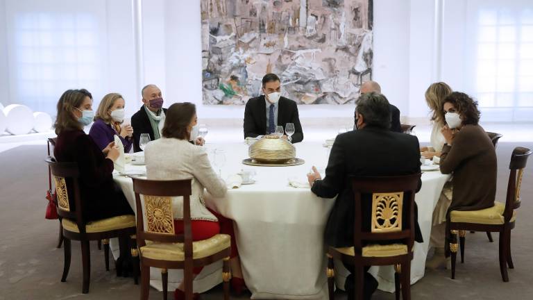 Sánchez y algunos de sus ministros, reunidos ayer con los líderes de UGT y CCOO. FOTO: EFE