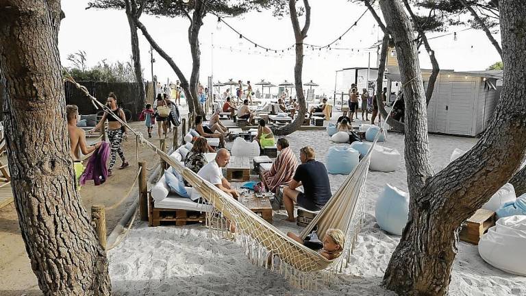 El público pasa las tardes en Mar de Copas para sofocar el calor con refrescantes combinados. FOTO: PERE FERRÉ