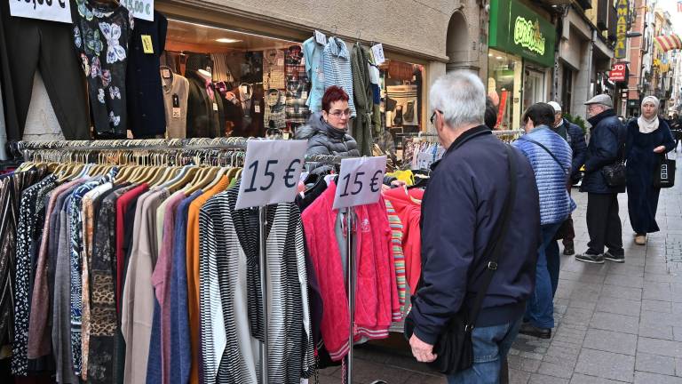 Una persona buscando ofertas en la pasada edición de invierno de ‘Botigues al carrer’ FOTO: ALFREDO GONZÁLEZ