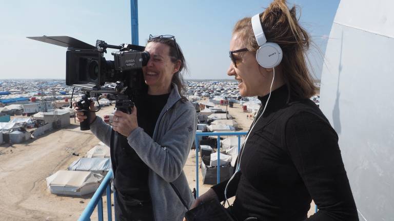 A la derecha, la cineasta reusense Alba Sotorra durante el rodaje del documental. foto: cedida