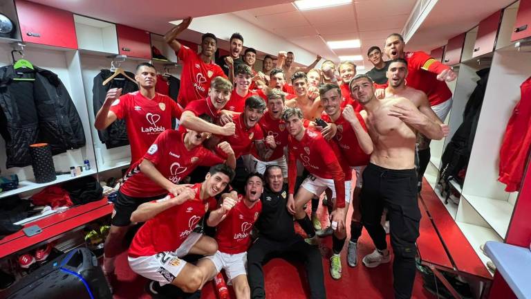 Los jugadores de la Pobla celebran un triunfo en el vestuario.