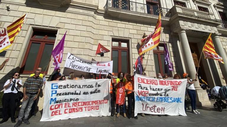 Trabajadores de Villablanca manifestándose ayer delante del Ayuntamiento. FOTO: ALFREDO GONZÁLEZ
