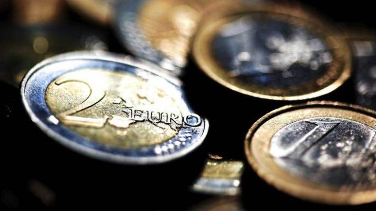 Imagen de archivo de varias monedas de euro. Foto: EFE
