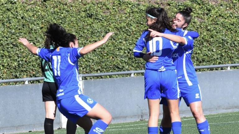 Nadine, Jana e Ivette, del Cambrils, celebran uno de los cuatro goles que ayer le anotaron al Mirasol-Baco. Foto: Alba Mariné