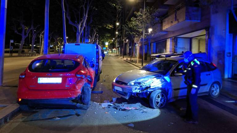 El coche accidentado y los vehículos estacionados, que han quedado maltrechos. Foto: Guàrdia Urbana de Reus