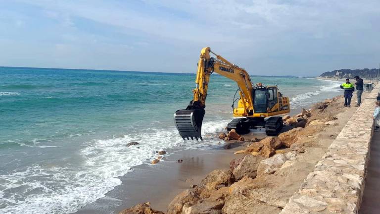 Una excavadora ya está trabajando en el espigón del paseo marítimo de Altafulla. Foto: Ajuntament d'Altafulla