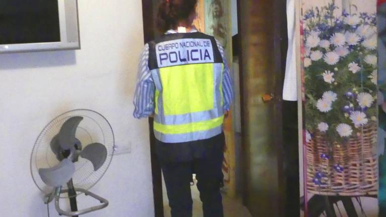 Imagen de recurso de una agente de la Policía Nacional en un piso dedicado a la prostitución. FOTO: CNP
